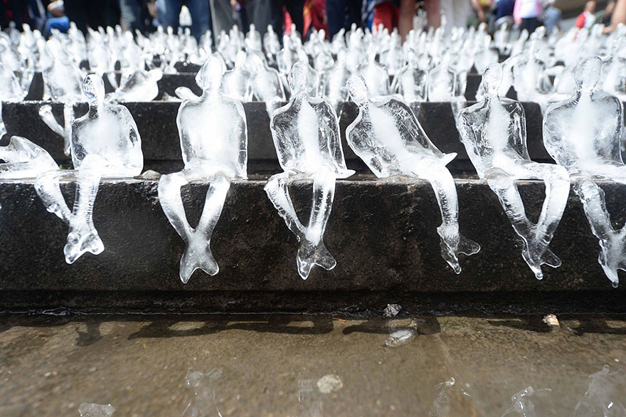 minimum-monument-ice-sculptures-first-world-war-commemoration-nele-azevedo-5