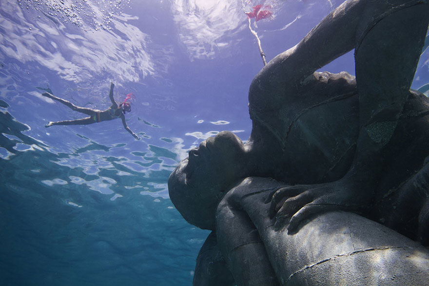 ocean-atlas-bahamas-underwater-sculpture-jason-decaires-taylor-2