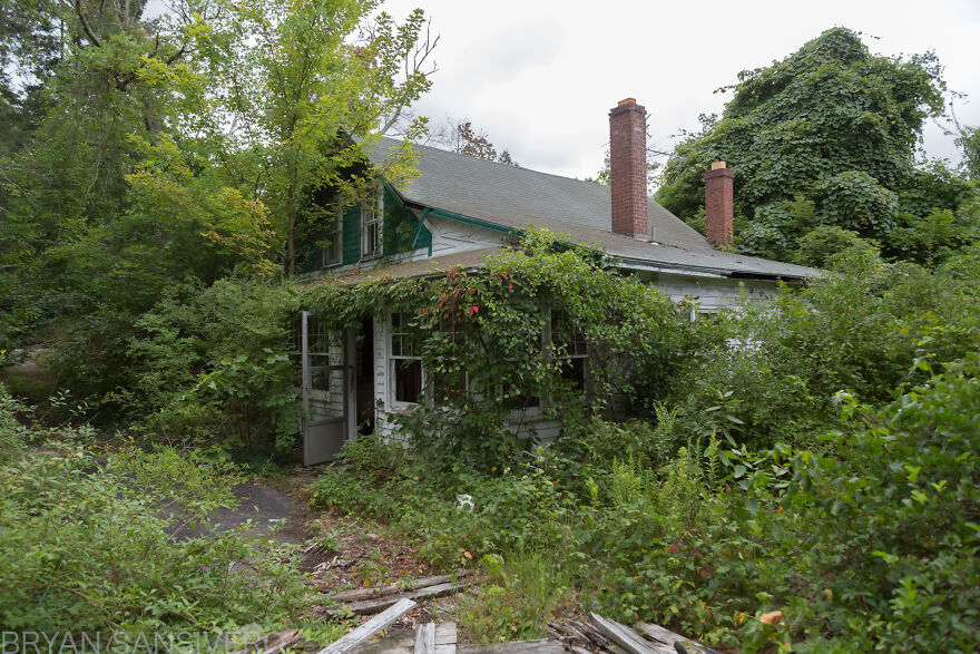 I Photographed The Abandoned Home Of A WWII Veteran And Its Like A Time Capsule