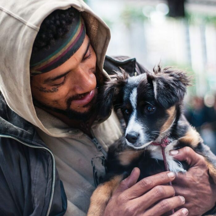 98 Photos That Document The Lives Of Homeless People And Their Dogs In Brazil Shared On This IG Page
