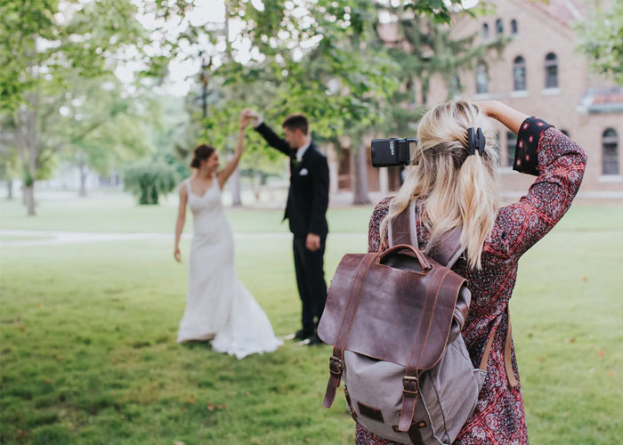 Photographer Deletes Wedding Photos She Took Right In Front Of The Groom, Goes Viral