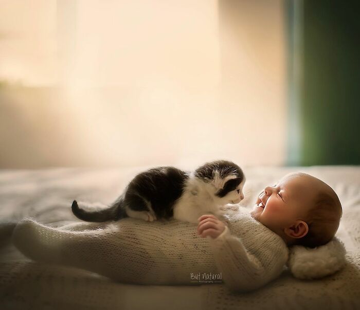 Photographer Captures Tender Moments Between Kids And Animals, And Here Are The Best 28 Pics
