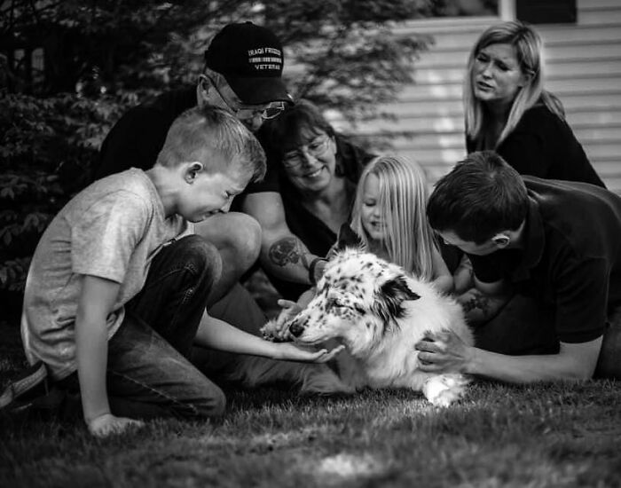 This Photographer Captures The Touching Moments Of People Saying Goodbye To Their Pets (17 Pics)