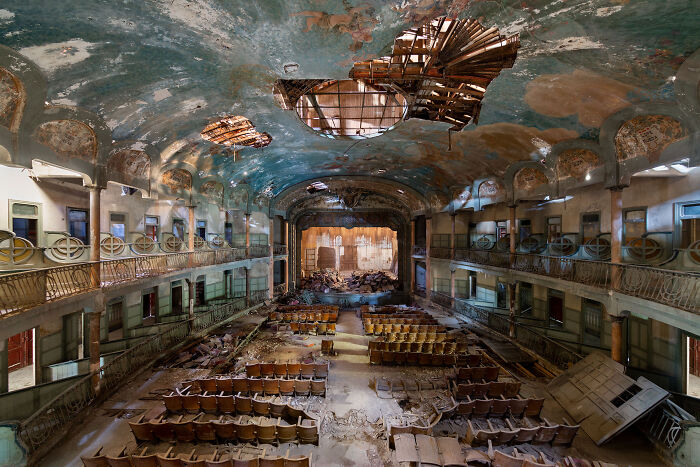Im An Urban Explorer, And Here Are My 28 Best Photos Of Abandoned Theaters
