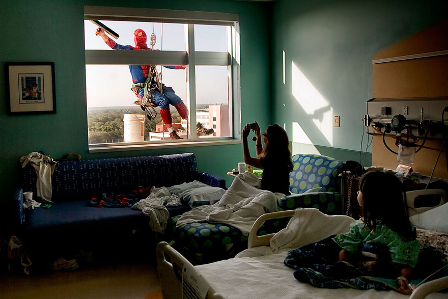 spiderman-window-washers-childrens-hospital-1 spiderman-window-washers-childrens-hospital-1