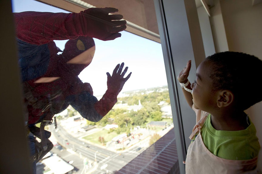 spiderman-window-washers-childrens-hospital-3 spiderman-window-washers-childrens-hospital-3