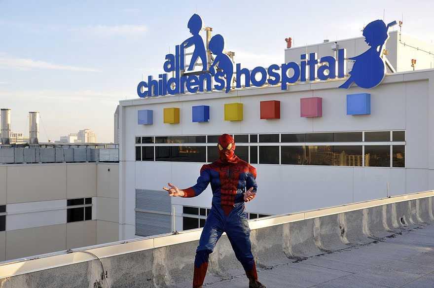 spiderman-window-washers-childrens-hospital-4 spiderman-window-washers-childrens-hospital-4