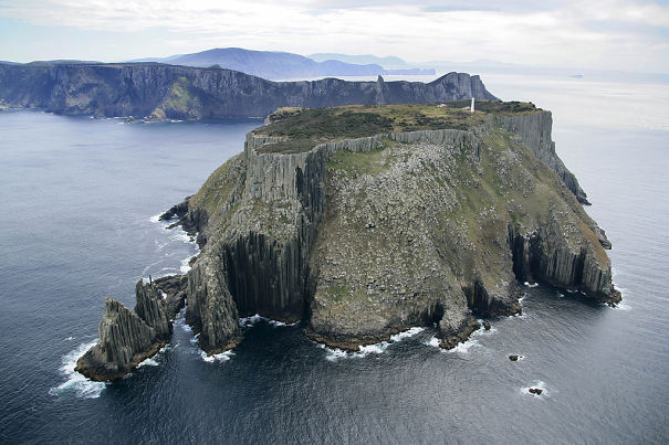 National Geographic Traveler: World&acute;s 111 Best Island Destinations. 