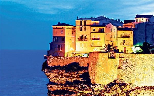 National Geographic Traveler: World&acute;s 111 Best Island Destinations. 