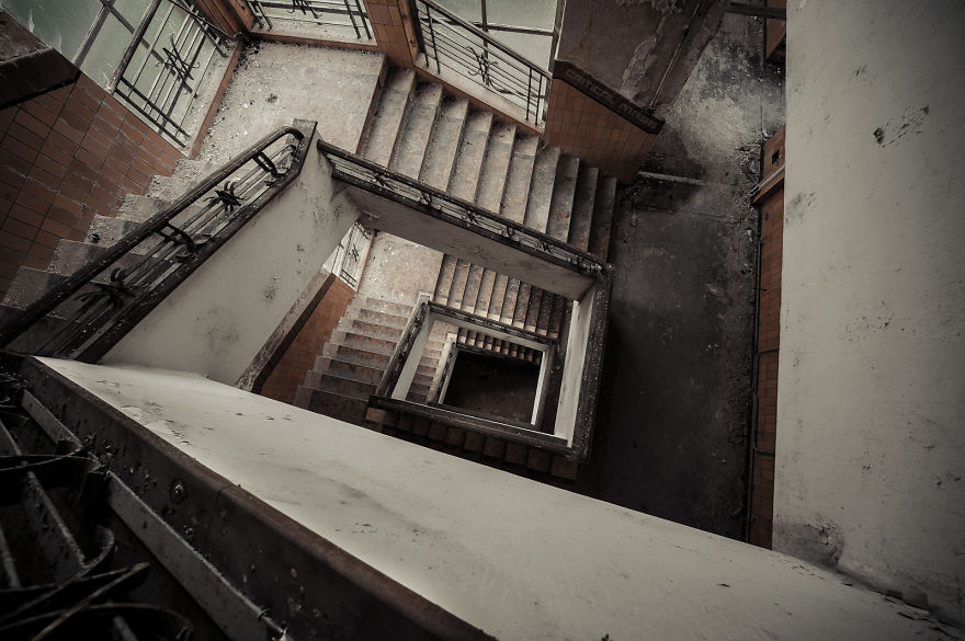 A Country Left In Ruins: Pictures Of Belgium's Abandoned Places (21 pics) A Country Left In Ruins: Pictures Of Belgium's Abandoned Places (21 pics)