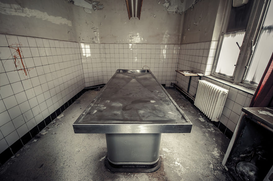 A Country Left In Ruins: Pictures Of Belgium's Abandoned Places (21 pics)