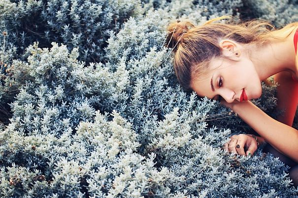 25 Photos Of Women And Nature