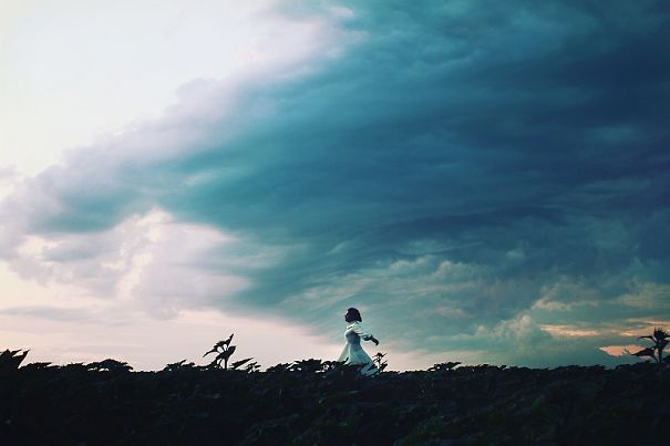 25 Photos Of Women And Nature