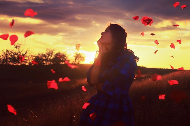 25 Photos Of Women And Nature
