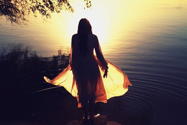 25 Photos Of Women And Nature