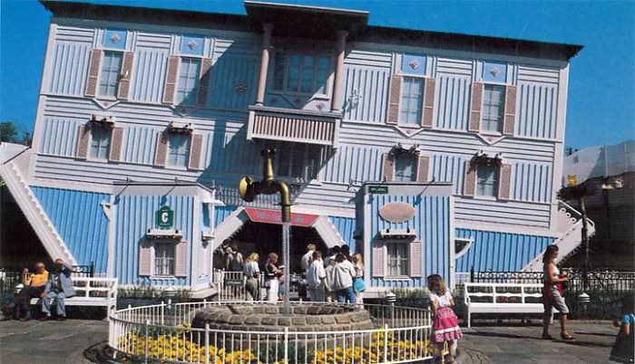 Villa Upp Och Ner, Liseberg, Gothenbourg