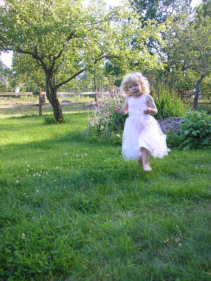 It`s Hot And She Dancing In The Shadow In The Middle Of Sweden