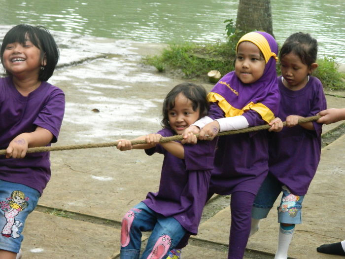 Indonesia, Tug Of War