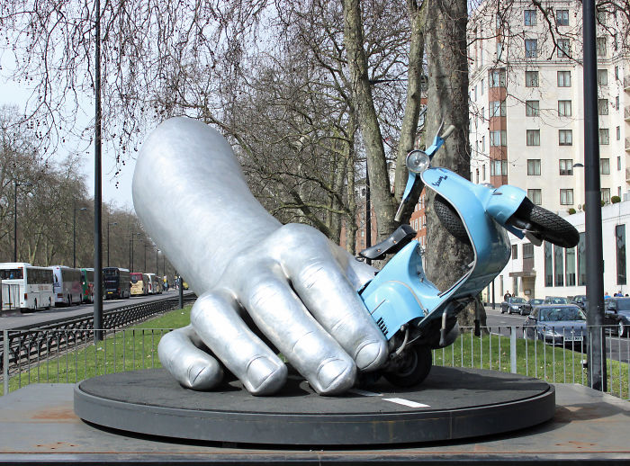 La Dolce Vita By Lorenzo Quinn 2011. Park Lane, London Uk.