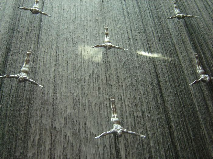 Dubai Mall Divers - Waterfall