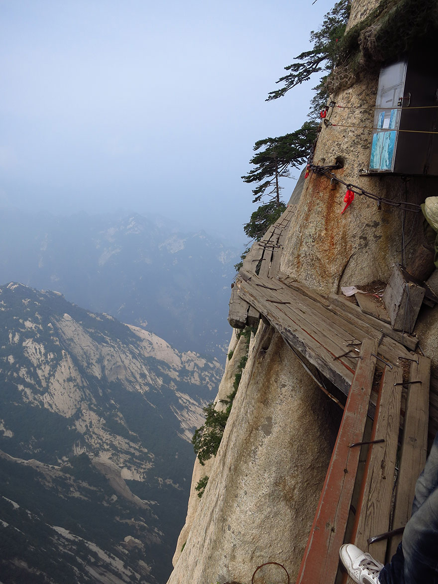 hiking-trail-huashan-mountain-china-13 hiking-trail-huashan-mountain-china-13