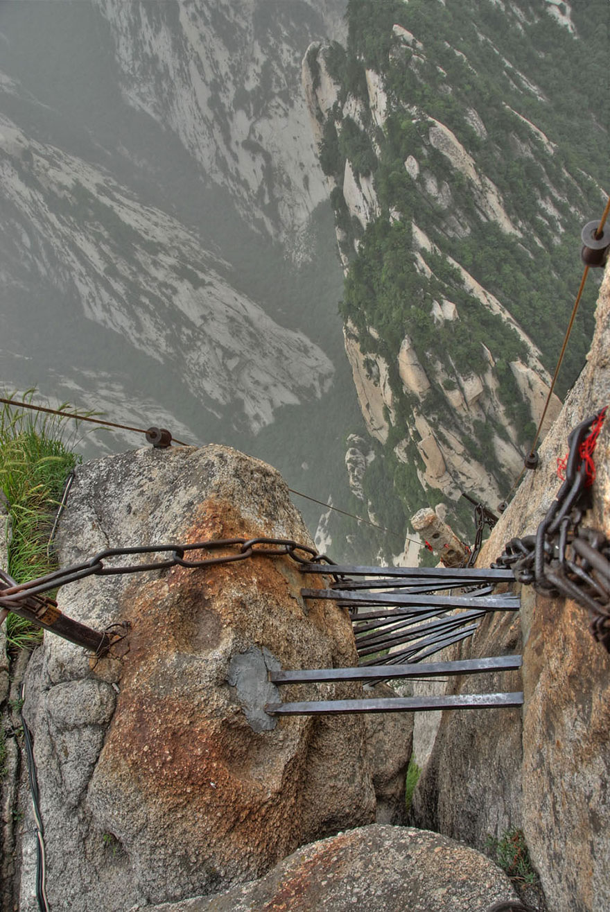 hiking-trail-huashan-mountain-china-5 hiking-trail-huashan-mountain-china-5