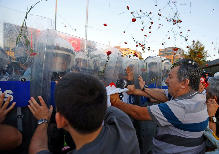 moments-of-peace-during-protests-15