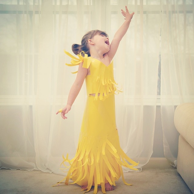 4-year-old-girl-paper-dresses-2sisters-angie-mayhem-1 4-year-old-girl-paper-dresses-2sisters-angie-mayhem-1