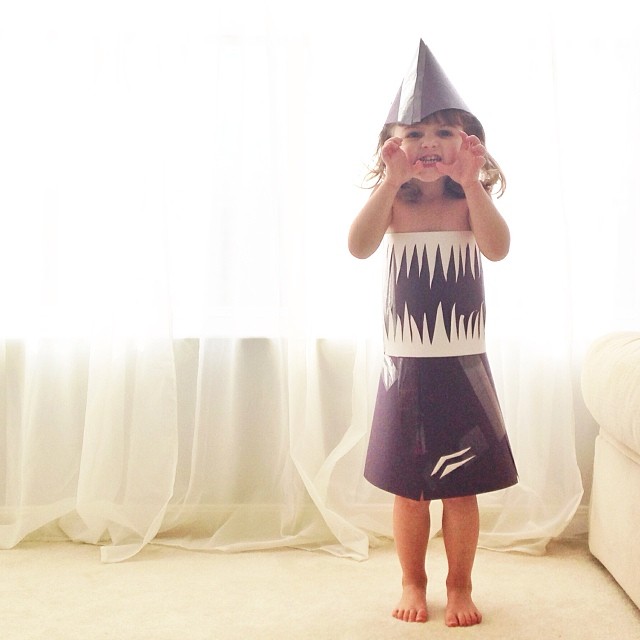 4-year-old-girl-paper-dresses-2sisters-angie-mayhem-10 4-year-old-girl-paper-dresses-2sisters-angie-mayhem-10