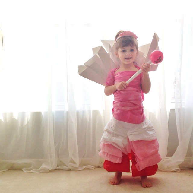 4-year-old-girl-paper-dresses-2sisters-angie-mayhem-20 4-year-old-girl-paper-dresses-2sisters-angie-mayhem-20