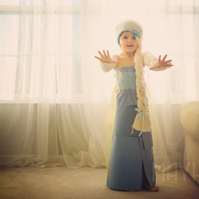 4-year-old-girl-paper-dresses-2sisters-angie-mayhem-29 4-year-old-girl-paper-dresses-2sisters-angie-mayhem-29