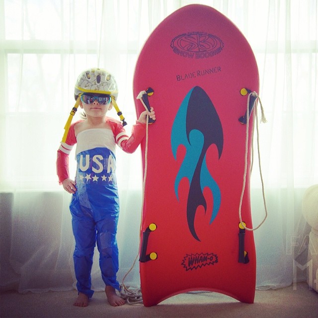 4-year-old-girl-paper-dresses-2sisters-angie-mayhem-39 4-year-old-girl-paper-dresses-2sisters-angie-mayhem-39