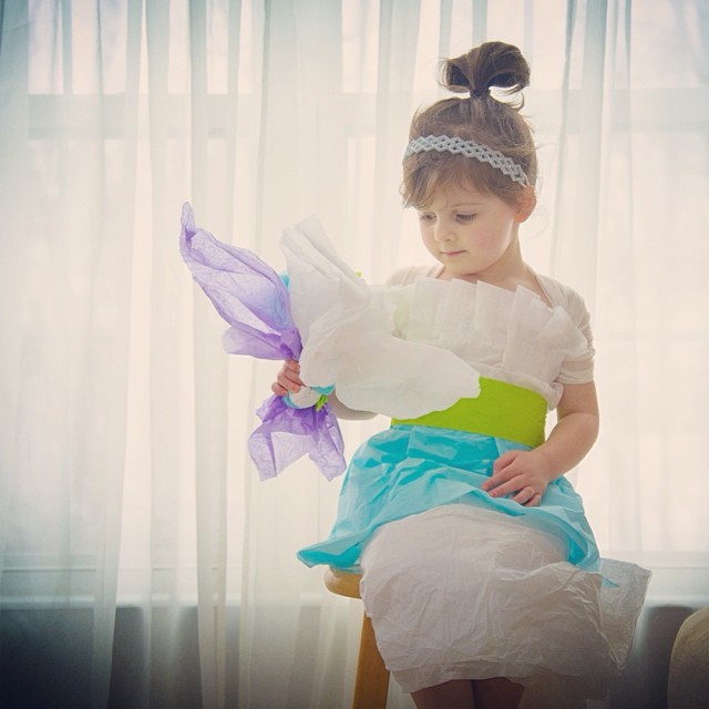 4-year-old-girl-paper-dresses-2sisters-angie-mayhem-4 4-year-old-girl-paper-dresses-2sisters-angie-mayhem-4