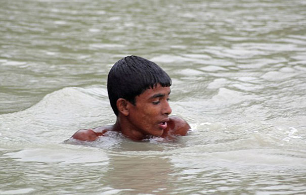 bangladeshi-boy-saves-drowning-baby-deer-4 bangladeshi-boy-saves-drowning-baby-deer-4