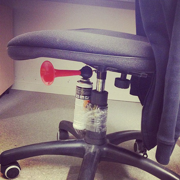 funny-aprils-fool-office-pranks-10 funny-aprils-fool-office-pranks-10