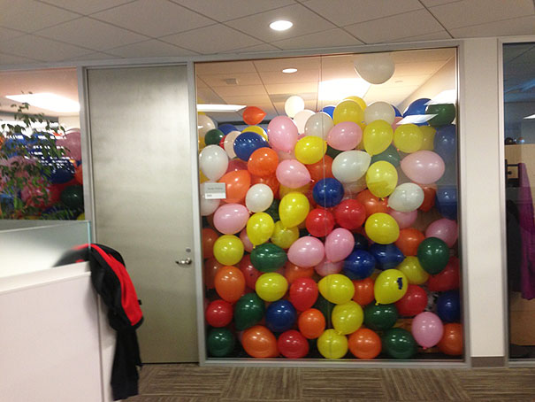 funny-aprils-fool-office-pranks-19 funny-aprils-fool-office-pranks-19