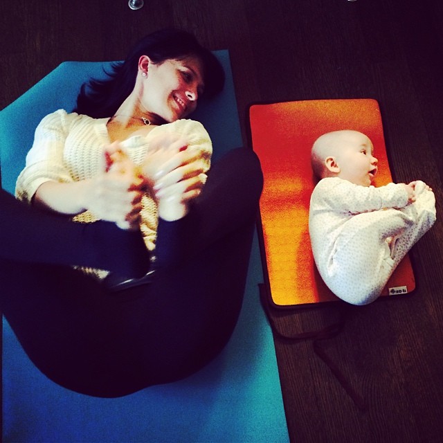 mom-and-daughter-yoga-hilaria-baldwin-2 mom-and-daughter-yoga-hilaria-baldwin-2