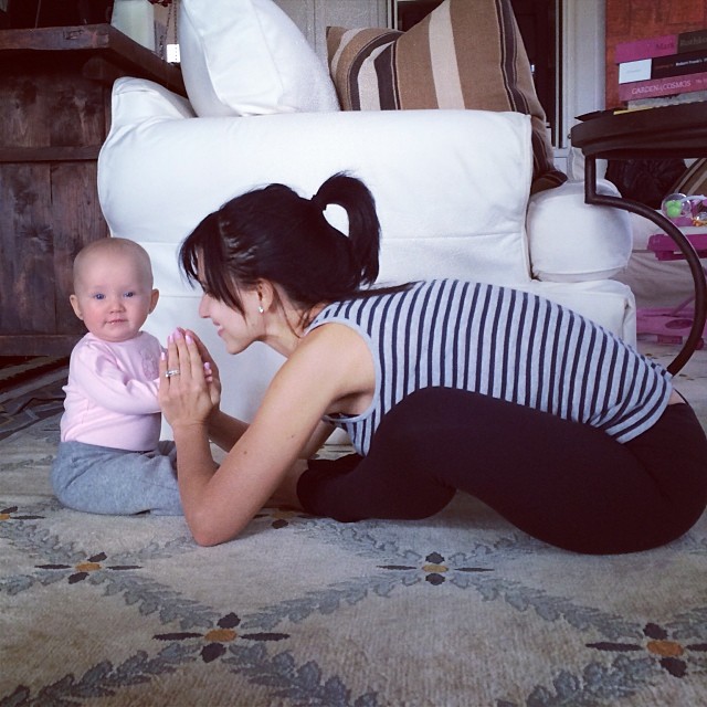 mom-and-daughter-yoga-hilaria-baldwin-3 mom-and-daughter-yoga-hilaria-baldwin-3