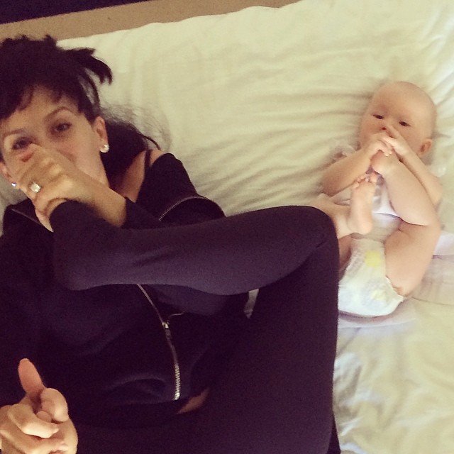 mom-and-daughter-yoga-hilaria-baldwin-4 mom-and-daughter-yoga-hilaria-baldwin-4