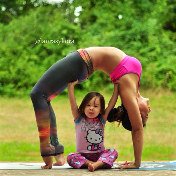 mom-and-daughter-yoga-laura-kasperzak-15 mom-and-daughter-yoga-laura-kasperzak-15