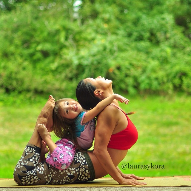 mom-and-daughter-yoga-laura-kasperzak-3 mom-and-daughter-yoga-laura-kasperzak-3
