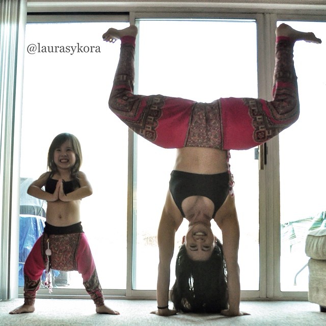 mom-and-daughter-yoga-laura-kasperzak-5 mom-and-daughter-yoga-laura-kasperzak-5