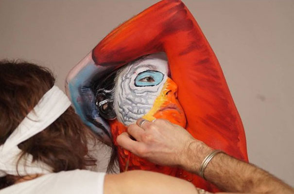parrot-optical-illusion-body-art-johannes-stoetter-4 parrot-optical-illusion-body-art-johannes-stoetter-4