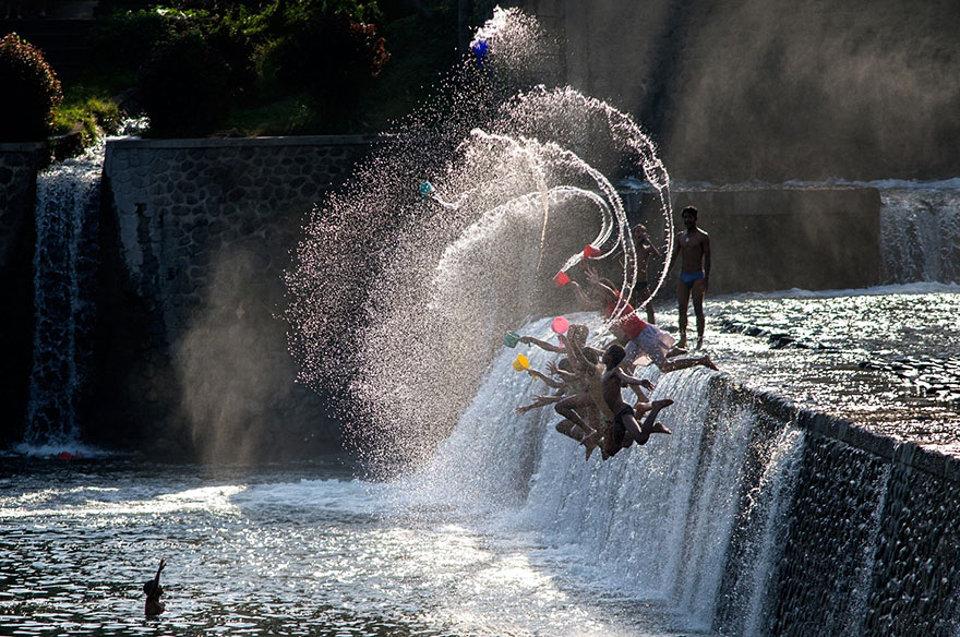 30 Magical Photos Of Children Playing Around The World 30 Magical Photos Of Children Playing Around The World