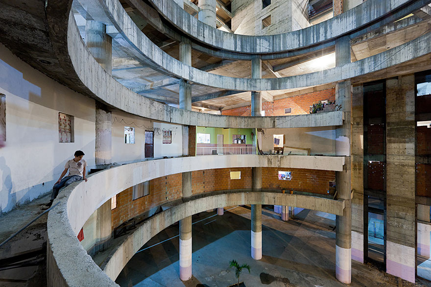 tower-of-david-caracas-abandoned-skyscraper-iwan-baan-11 tower-of-david-caracas-abandoned-skyscraper-iwan-baan-11