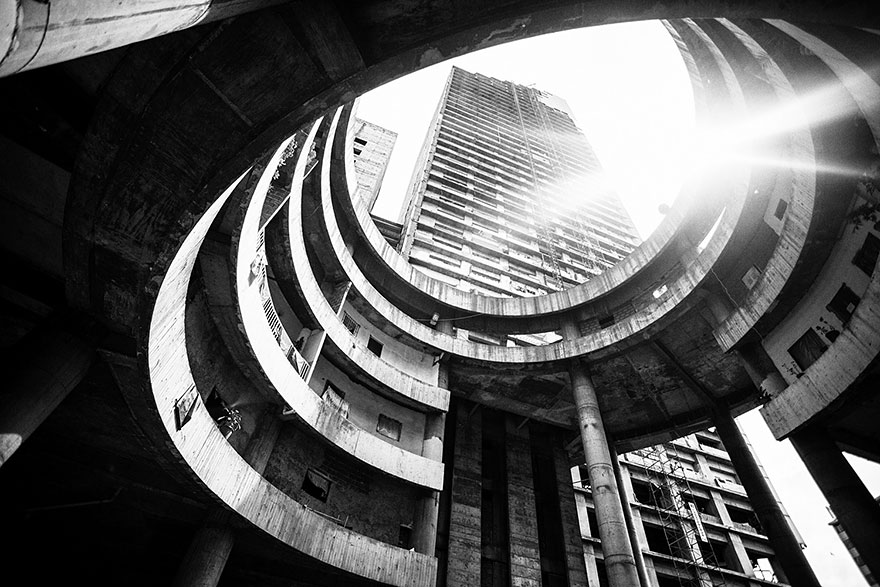 tower-of-david-caracas-abandoned-skyscraper-sebastian liste-3 tower-of-david-caracas-abandoned-skyscraper-sebastian liste-3