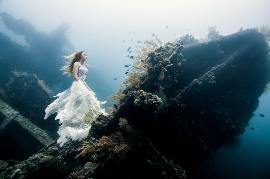 bali-shipwreck-divers-underwater-photoshoot-benjamin-von-wong-1 bali-shipwreck-divers-underwater-photoshoot-benjamin-von-wong-1