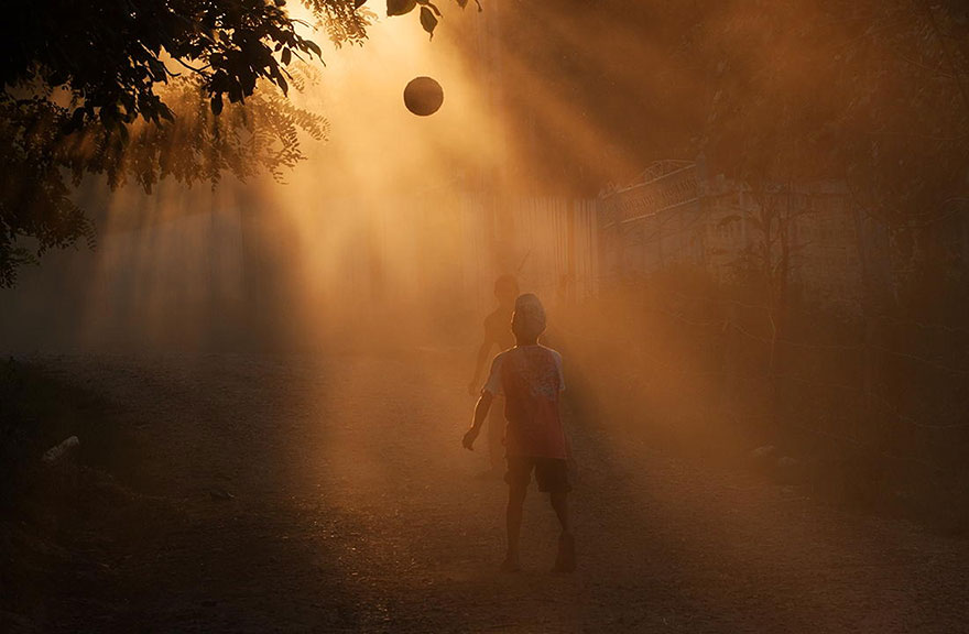 30 Magical Photos Of Children Playing Around The World 30 Magical Photos Of Children Playing Around The World
