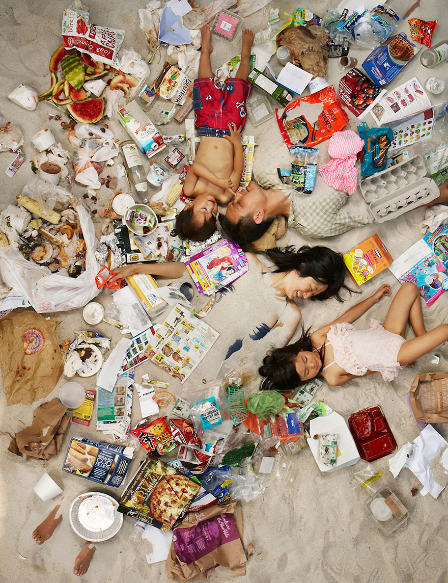 7-days-of-garbage-environmental-photography-gregg-segal-8 7-days-of-garbage-environmental-photography-gregg-segal-8