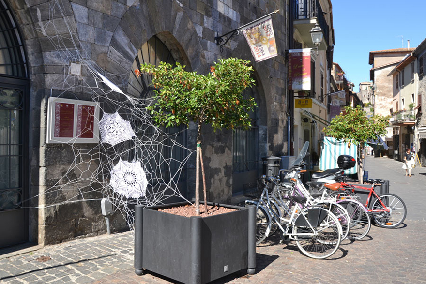 crochet-lace-street-art-nespoon-4 crochet-lace-street-art-nespoon-4